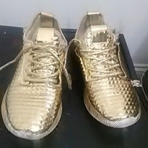 Gold shoe